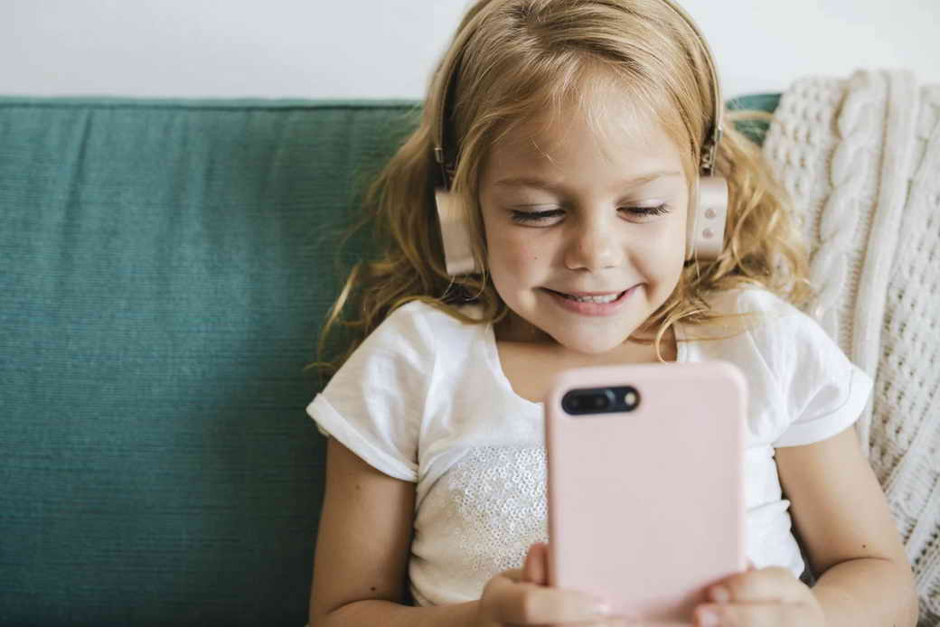 Психолог рассказал, как смартфон в действительности влияет на детскую психику