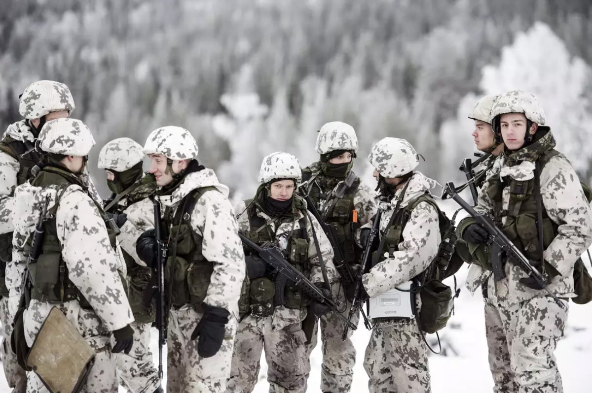 СМИ: финские военные начали массово увольняться