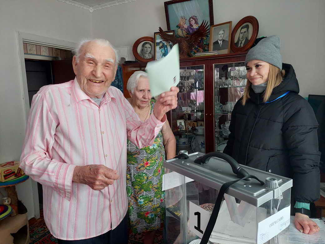 Жители КуZбасса голосуют на выборах Президента Российской Федерации
