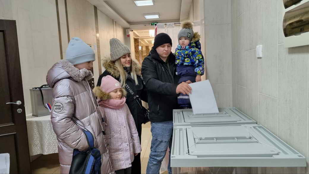 Студенты, молодожены, многодетные семьи и участники спецоперации пришли на избирательные участки в КуZбассе