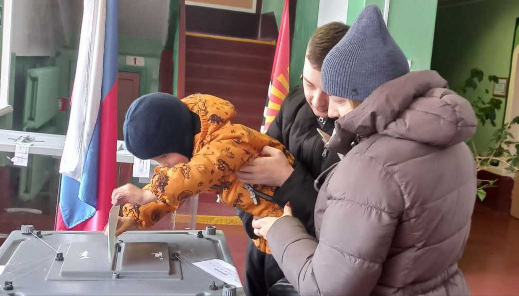 Жители КуZбасса активно голосуют на избирательных участках и на дому