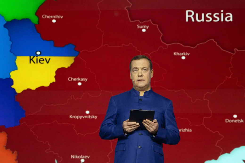 Медведев призвал не брать в плен солдат НАТО, если они появятся на Украине