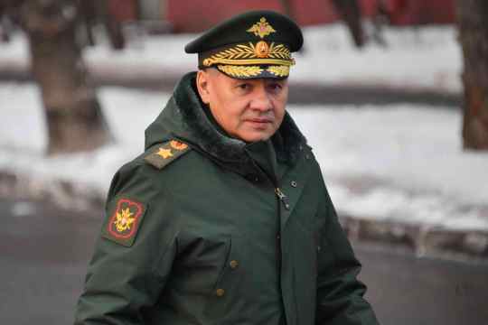 Шойгу показали робота с носилками, двумя пулеметами и полевой кухней