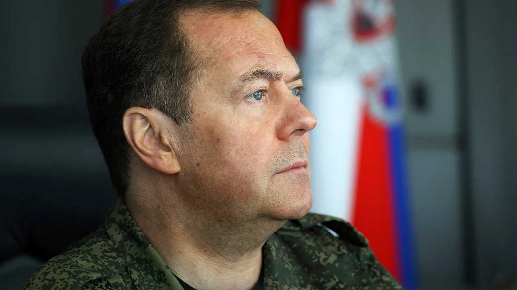 Медведев заявил, что ответ за удары западными ракетами по РФ «полетит не только на Киев»