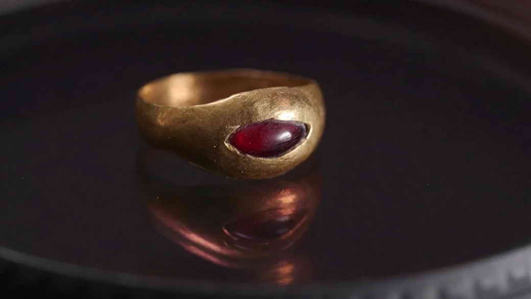 В Иерусалиме археологи нашли 2300-летнее детское кольцо из чистого золота