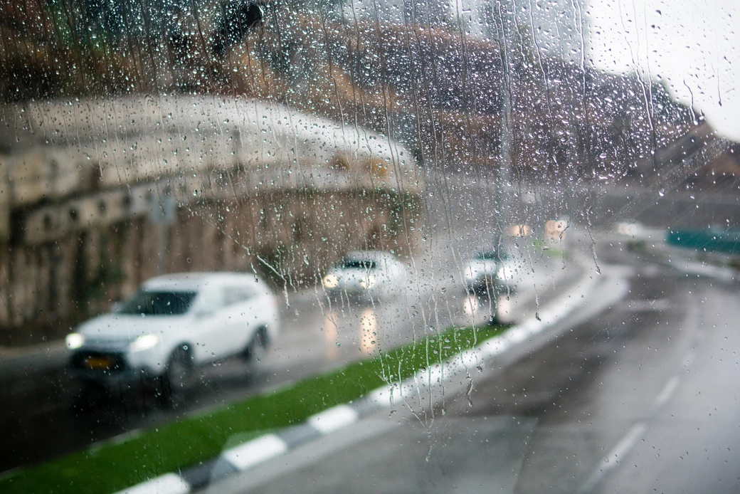 Автоэксперт перечислил главные опасности для водителей во время дождя