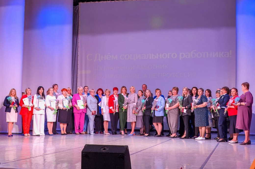 Илья Середюк поздравил социальных работников с профессиональным праздником