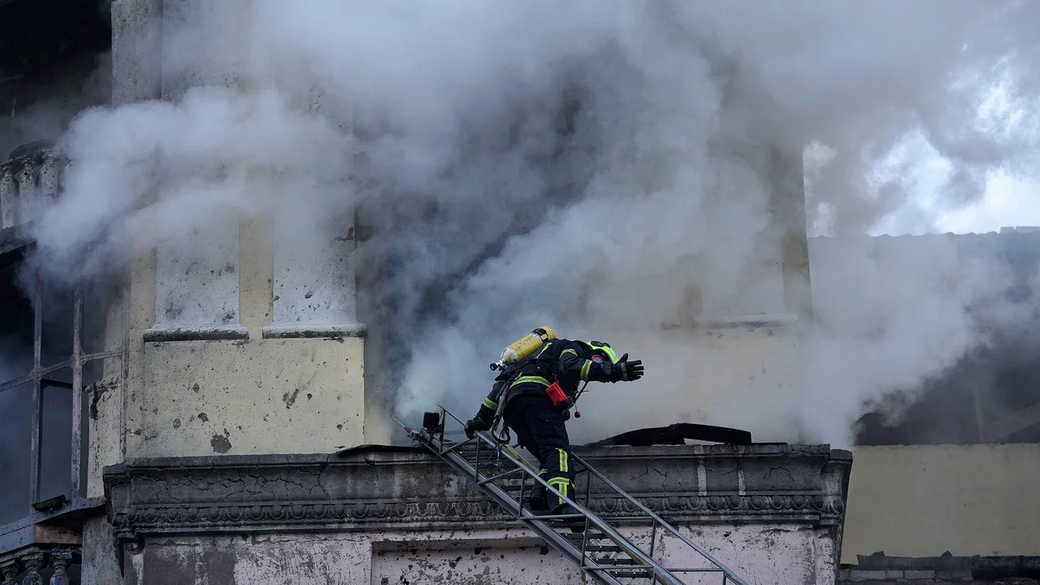 СМИ: под Киевом более суток горит промышленный объект