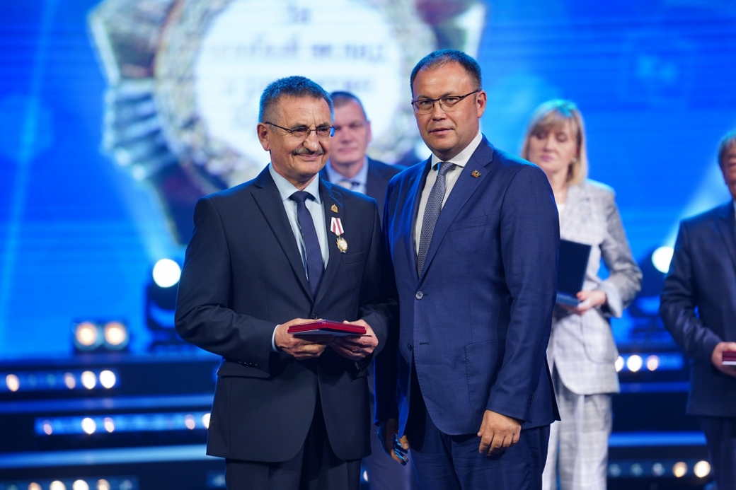 Илья Середюк вручил медицинским работникам КуZбасса государственные и областные награды