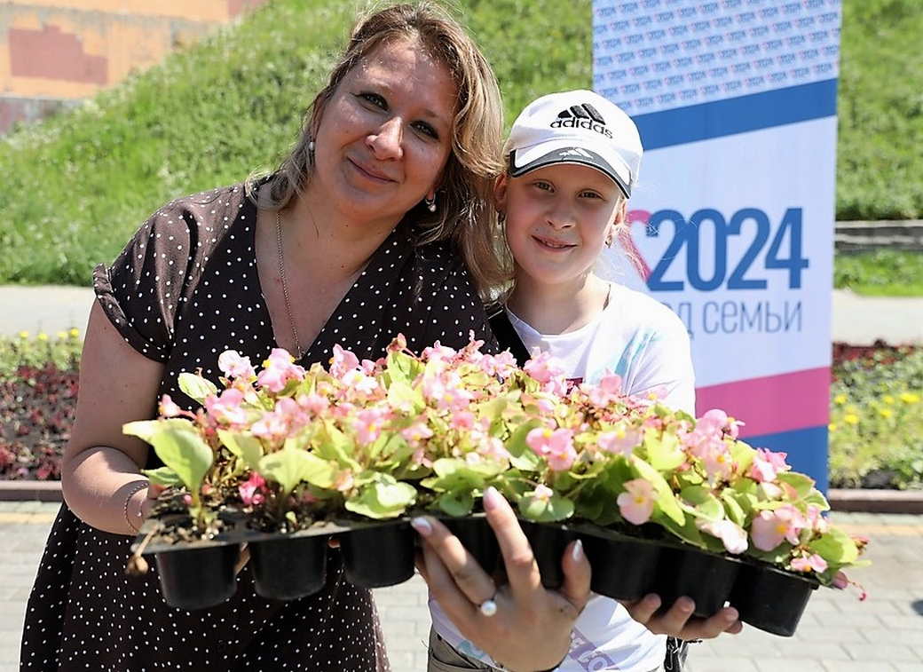 В Кузбассе высадили цветочную композицию в виде сердца — одного из символов Года семьи