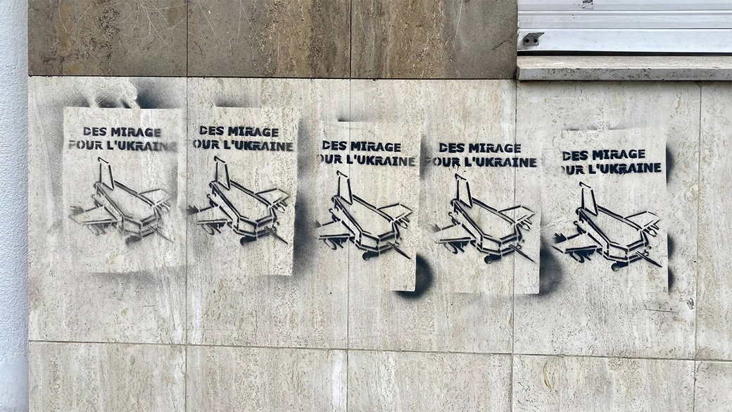 Во Франции нарисовали граффити с обещанными Киеву истребителями Mirage в виде гробов