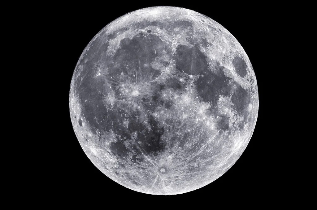 На Землю впервые в истории доставили грунт с обратной стороны Луны