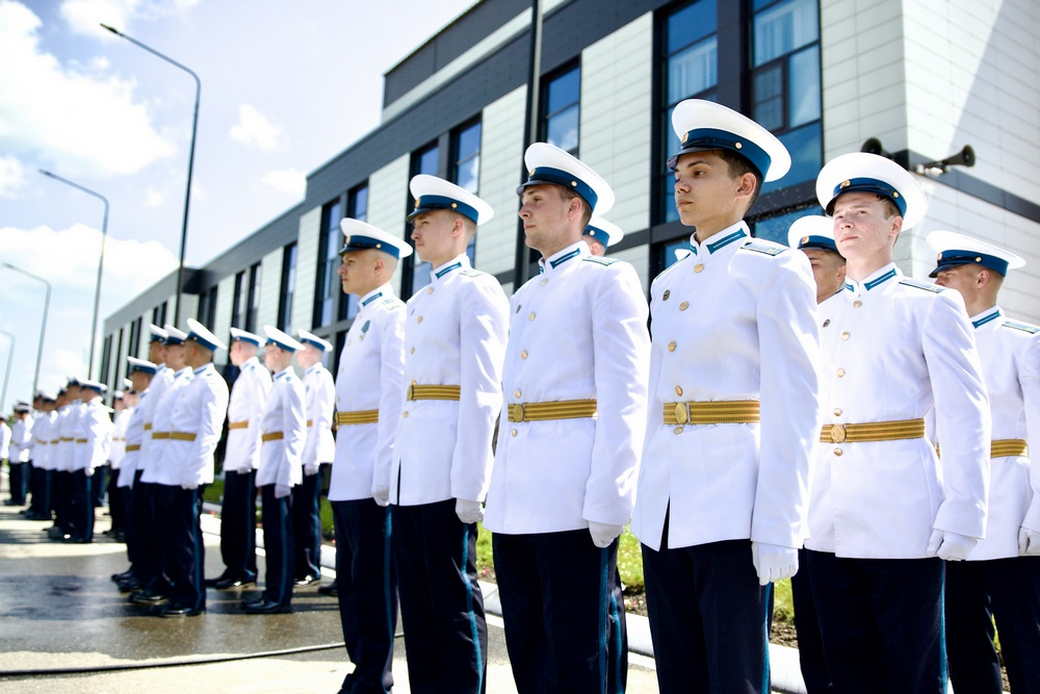 Первые выпускники Кемеровского президентского кадетского училища попрощались со знаменем учебного заведения