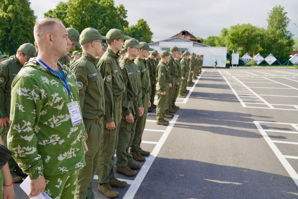 200 кузбассовцев в возрасте от 14 до 18 лет заехали на вторую военно-полевую смену «Время юных героев»