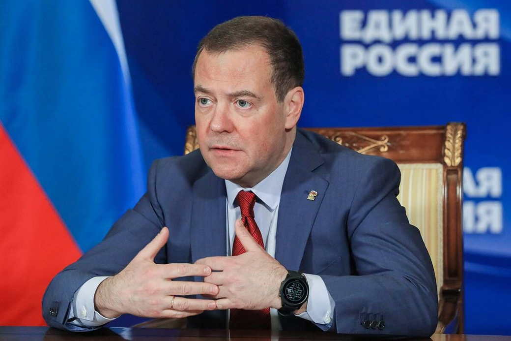Медведев: инженеры не должны зарабатывать меньше курьеров