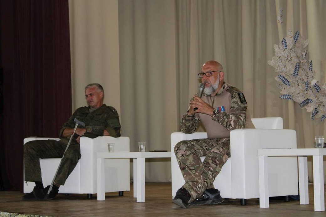 В военно-патриотическом центре «Авангард» школьники пообщались с ветеранами спецоперации