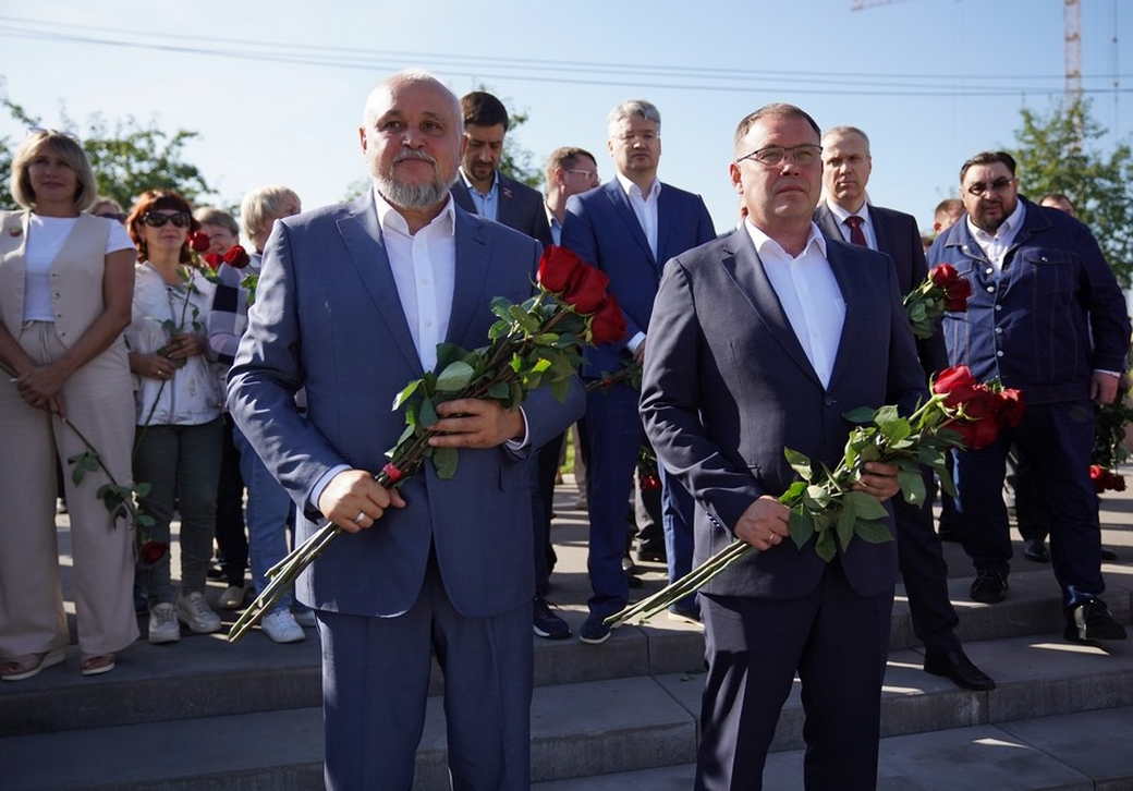 Сергей Цивилев и Илья Середюк в Новокузнецке возложили цветы к мемориалу Ольги Качуры и осмотрели Площадь защитников Донбасса