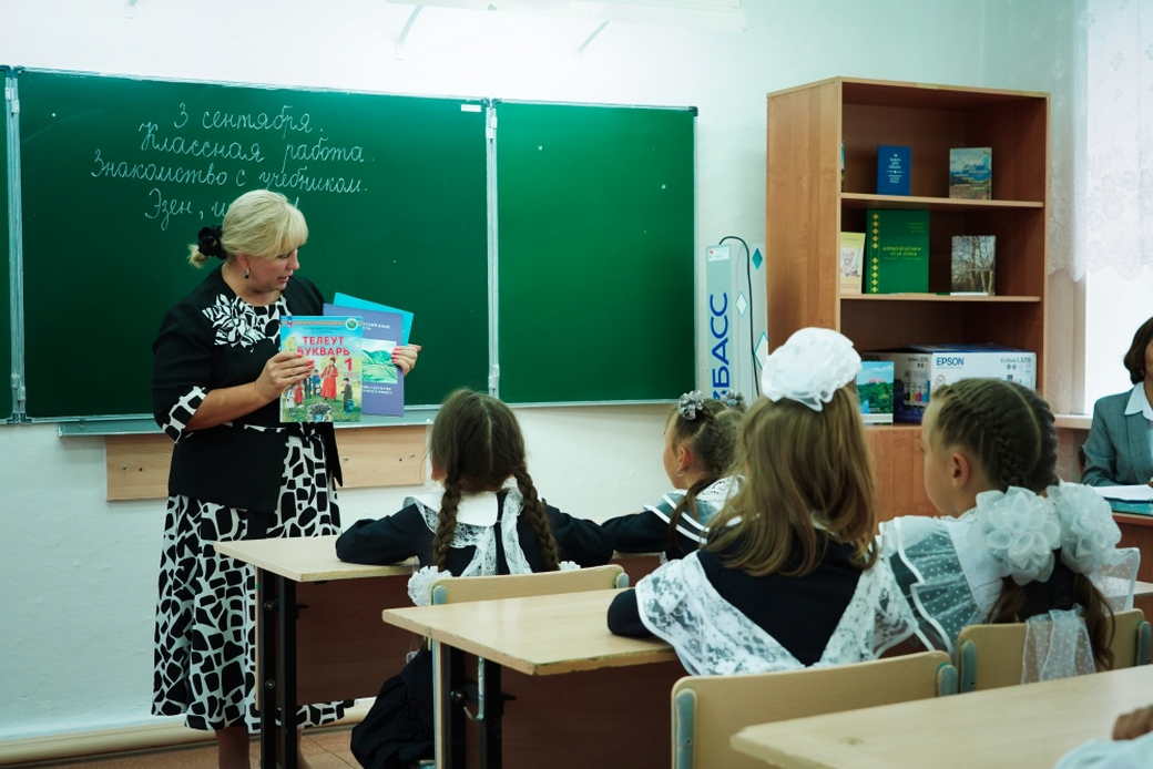 Первоклассники в селе Беково получили «Телеут букварь» для изучения родного языка