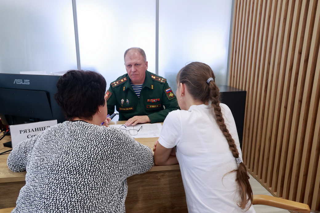 По поручению губернатора Кузбасса Ильи Середюка для участников СВО, ветеранов и их семей представители межведомственной комиссии провели выездной личный прием