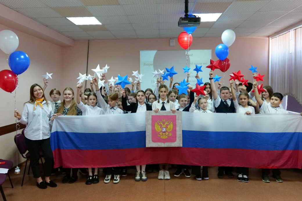 Патриотические часы, выставки и викторины проходят в преддверии празднования Дня Государственного герба Российской Федерации Патриотические часы, выставки и викторины проходят в преддверии празднования Дня Государственного герба Российской Федерации