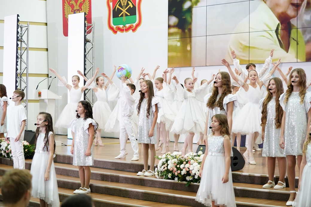 На окружной форум «Семья на первом месте» в Кузбассе собралось более 200 делегатов со всей Сибири На окружной форум «Семья на первом месте» в Кузбассе собралось более 200 делегатов со всей Сибири