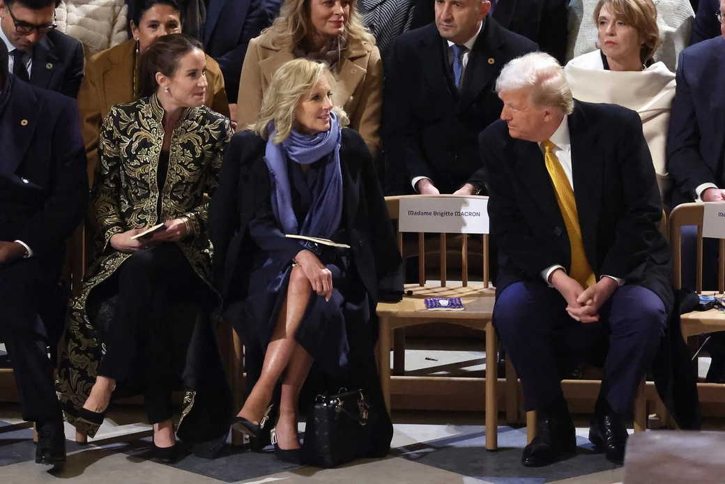 Трамп нашел способ заработать на фото жены Байдена