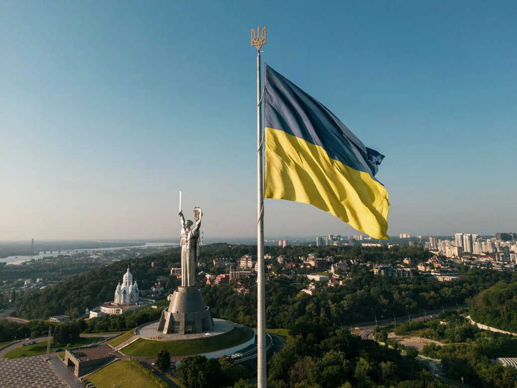 Главный флаг Украины исчез с флагштока в центре Киева
