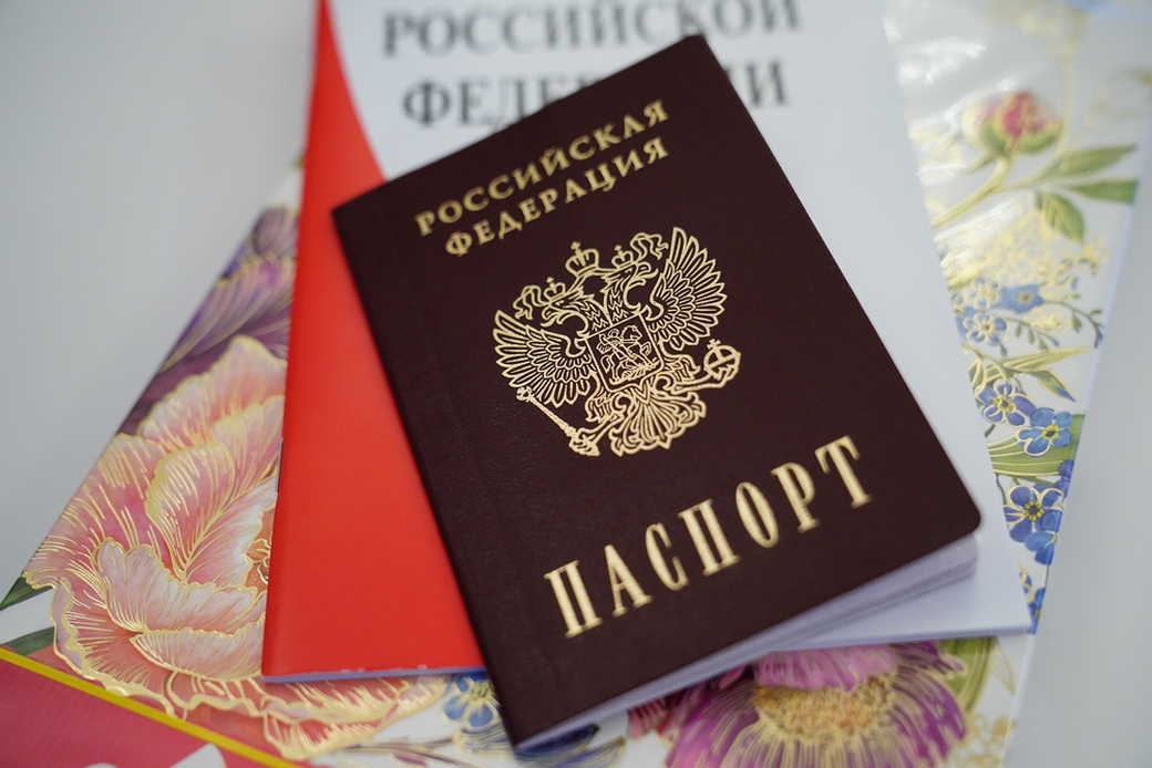 Губернатор Илья Середюк вручил паспорта кузбасским школьникам в честь Дня Конституции РФ Губернатор Илья Середюк вручил паспорта кузбасским школьникам в честь Дня Конституции РФ