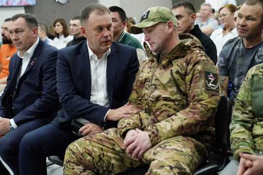 Илья Середюк поздравил с новогодними праздниками ветеранов боевых действий Илья Середюк поздравил с новогодними праздниками ветеранов боевых действий