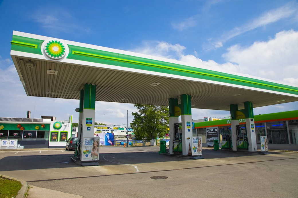 Bloomberg: BP сокращает 4,7 тыс. рабочих мест для снижения расходов