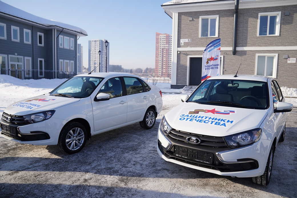 Губернатор Кузбасса Илья Середюк вручил ключи от автомобилей ветеранам специальной военной операции Губернатор Кузбасса Илья Середюк вручил ключи от автомобилей ветеранам специальной военной операции