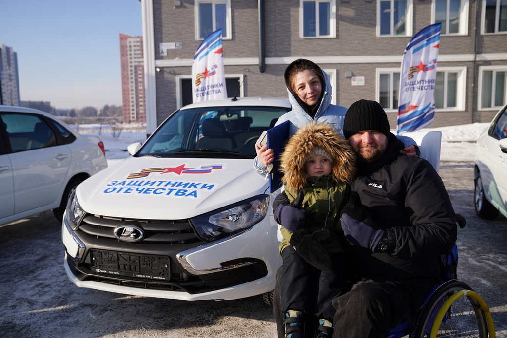 Губернатор Кузбасса Илья Середюк вручил ключи от автомобилей ветеранам специальной военной операции Губернатор Кузбасса Илья Середюк вручил ключи от автомобилей ветеранам специальной военной операции
