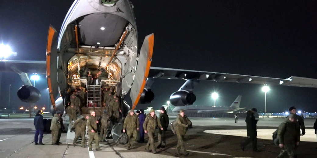 Самолет с освобожденными из плена российскими военными приземлился в Москве