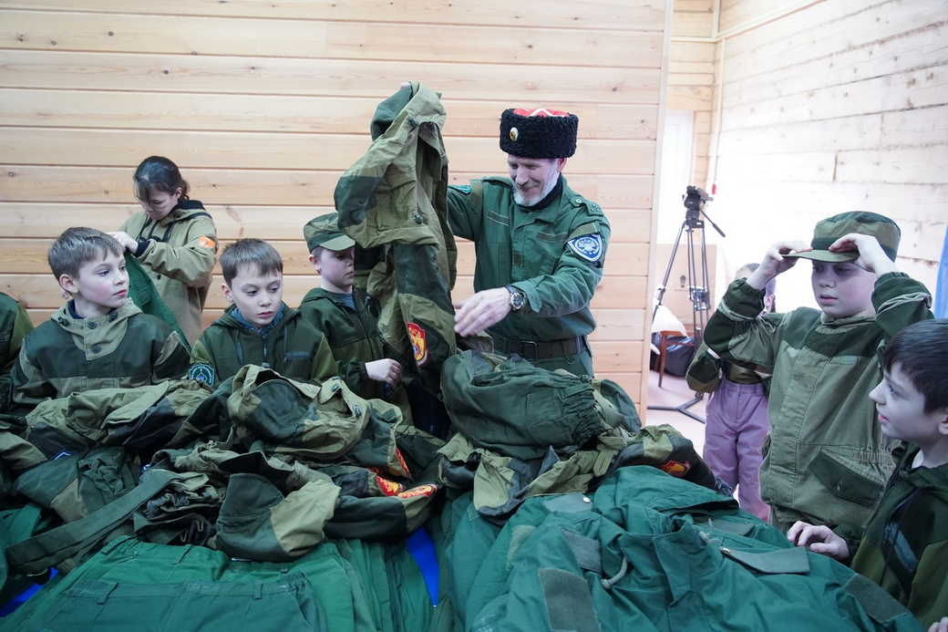Воспитанникам казачьего военно-патриотического клуба «Наследие» вручили военную форму Воспитанникам казачьего военно-патриотического клуба «Наследие» вручили военную форму
