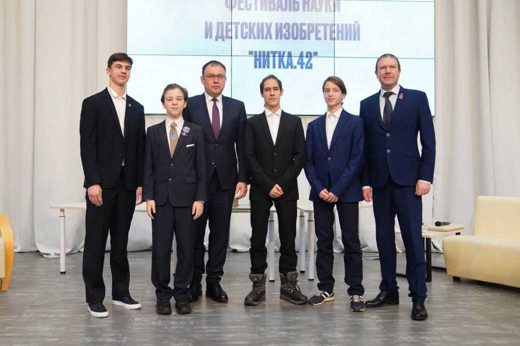 Илья Середюк поздравил школьников Кузбасса с первыми успехами в науке Илья Середюк поздравил школьников Кузбасса с первыми успехами в науке