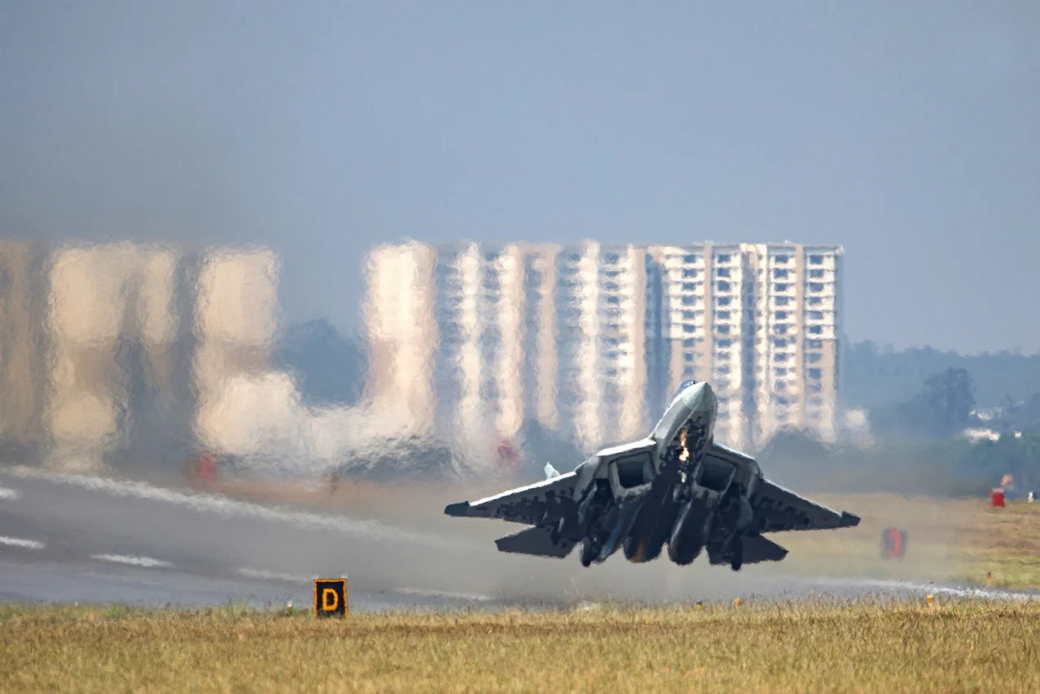 Что индийские СМИ пишут о полетах Су-57Э на выставке Aero India 2025