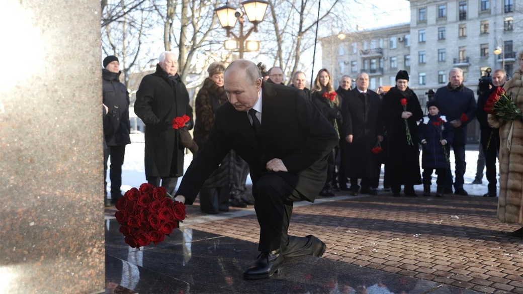 Путин возложил цветы к памятнику Собчаку
