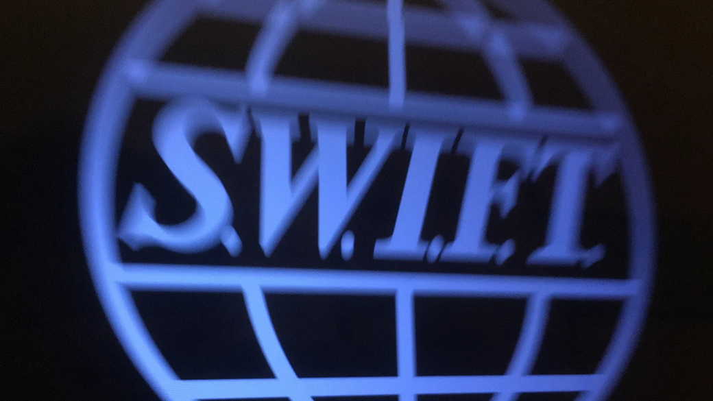 ЕС отключил 13 российских банков от SWIFT и запретил импорт алюминия из России