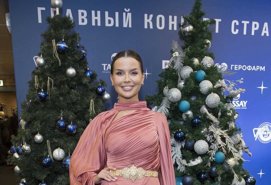 Мария Захарова вручила Куртуковой премию «Виктория» за хит «Матушка-земля»