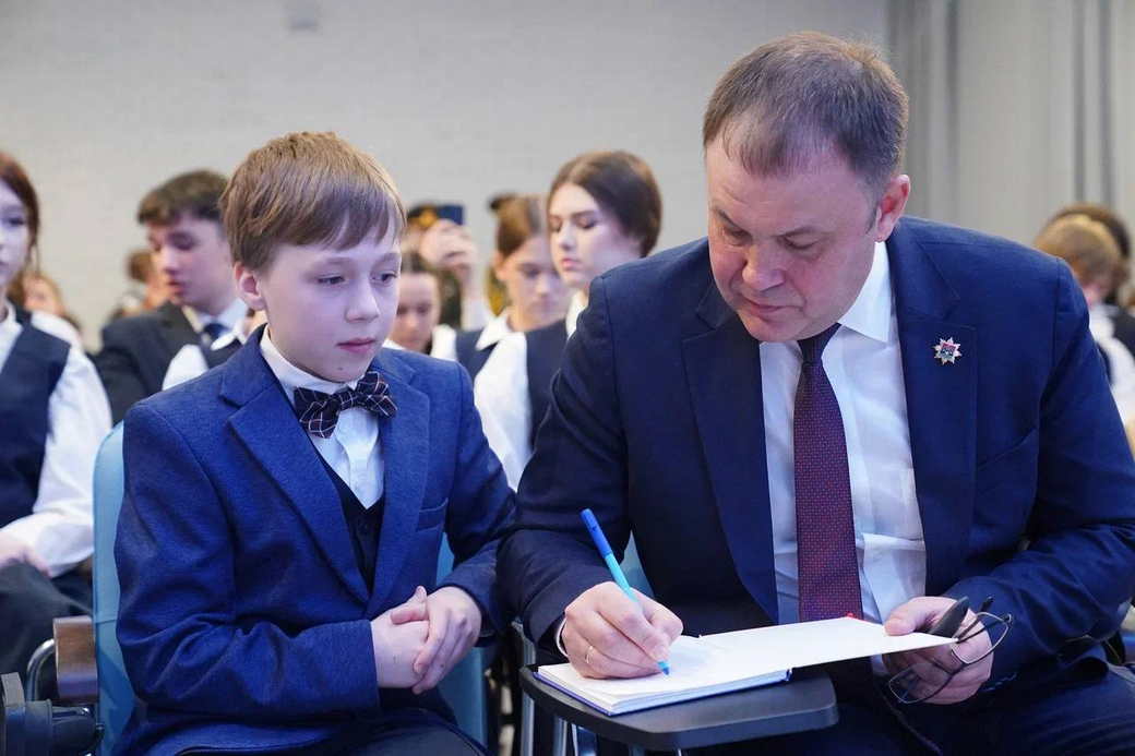 Губернатор Илья Середюк дал старт Всекузбасской патриотической акции «Россия — Родина — Кузбасс» Губернатор Илья Середюк дал старт Всекузбасской патриотической акции «Россия — Родина — Кузбасс»