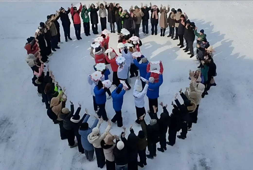 Торжественные приемы, поэтические и танцевальные флешмобы, интеллектуальные игры проходят в Кузбассе в честь 8 Марта