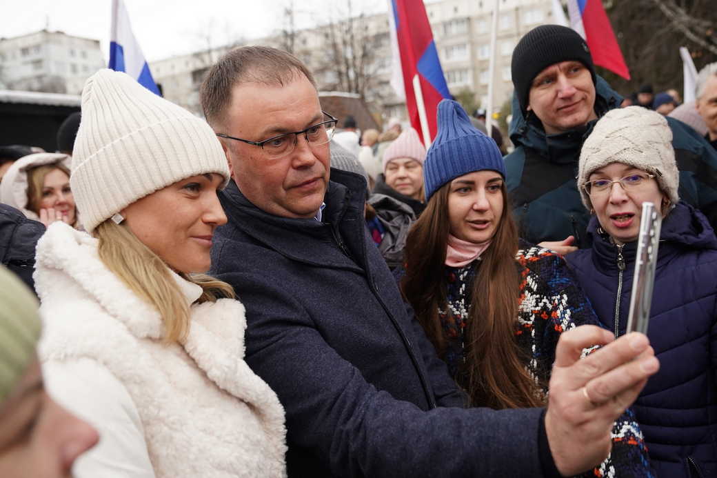 Более 10 тысяч человек приняли участие в митинге-концерте «Крымская весна» в Кемерове Более 10 тысяч человек приняли участие в митинге-концерте «Крымская весна» в Кемерове