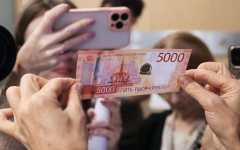 Банкоматы не смогли принять новые пятитысячные купюры