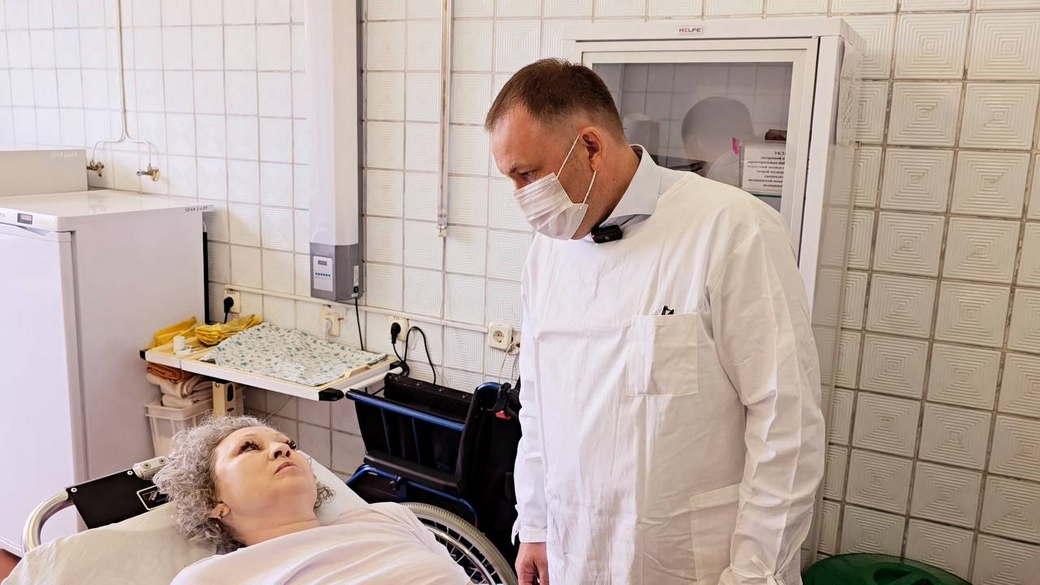 Губернатор Кузбасса Илья Середюк навестил жителей Горловки, пострадавших в результате обстрела ВСУ