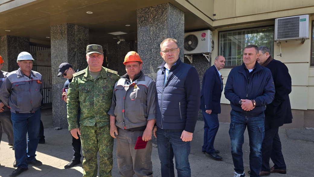 Губернатор Илья Середюк вручил награды коммунальщикам Кузбасса, работающим на восстановлении Горловки