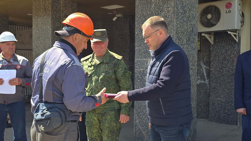 Губернатор Илья Середюк вручил награды коммунальщикам Кузбасса, работающим на восстановлении Горловки