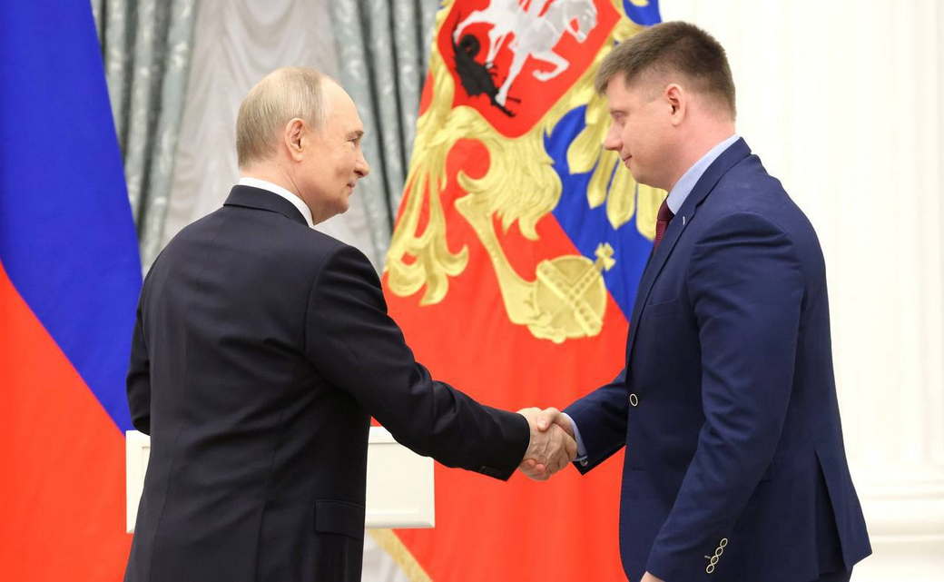 Президент России Владимир Путин вручил Золотую Звезду Героя РФ космонавту Александру Гребенкину из Мысков