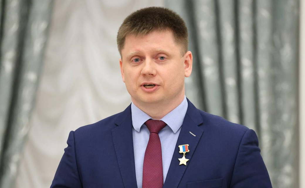 Президент России Владимир Путин вручил Золотую Звезду Героя РФ космонавту Александру Гребенкину из Мысков