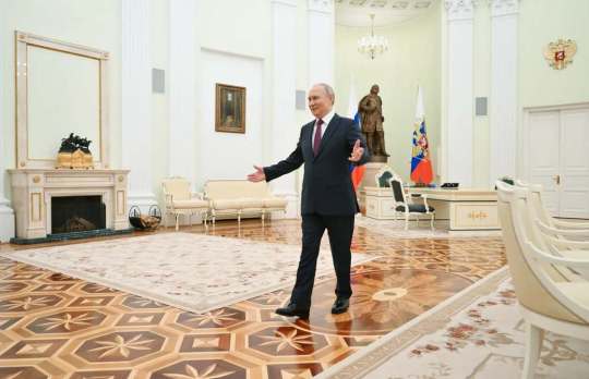 Путин показал свою кремлевскую квартиру Путин показал свою кремлевскую квартиру