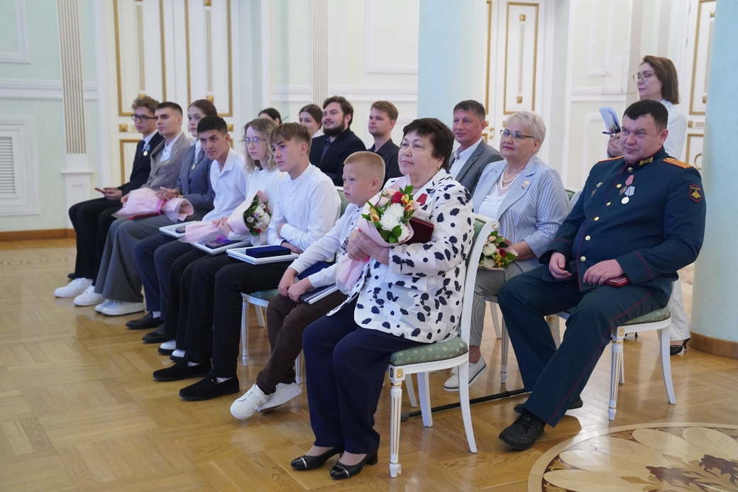 В преддверии Дня России губернатор Илья Середюк вручил жителям Кузбасса государственные и областные награды В преддверии Дня России губернатор Илья Середюк вручил жителям Кузбасса государственные и областные награды